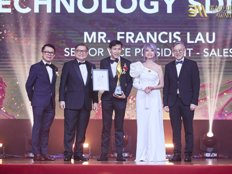 Datin Winnie Loo Awarded Francis Lau Trophy of 20 Years