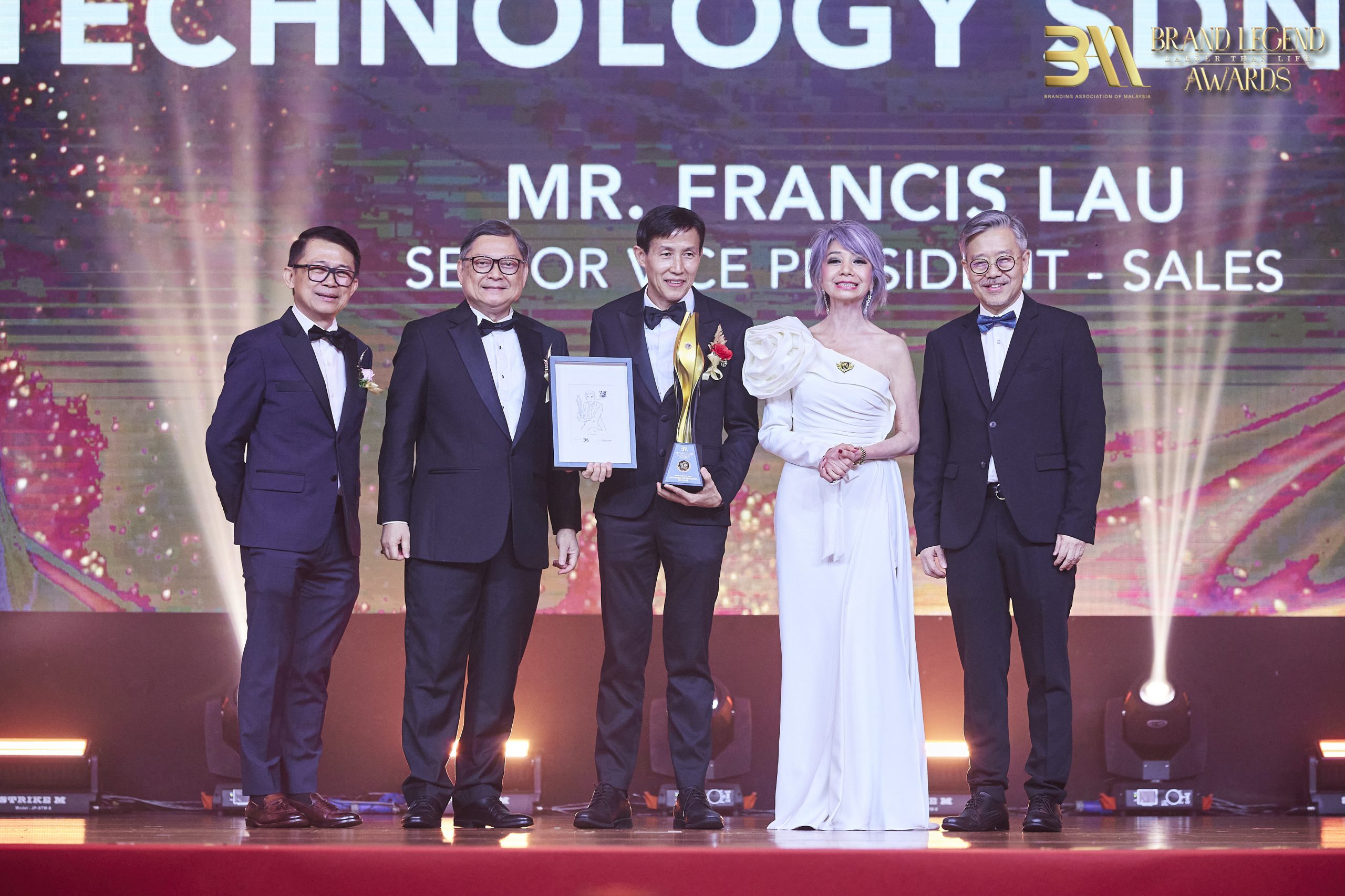 Datin Winnie Loo Awarded Francis Lau Trophy of 20 Years